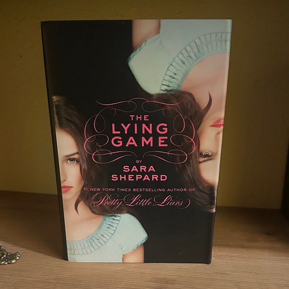 The Lying Game by - Black Cover Edition - Picture 1 of 3